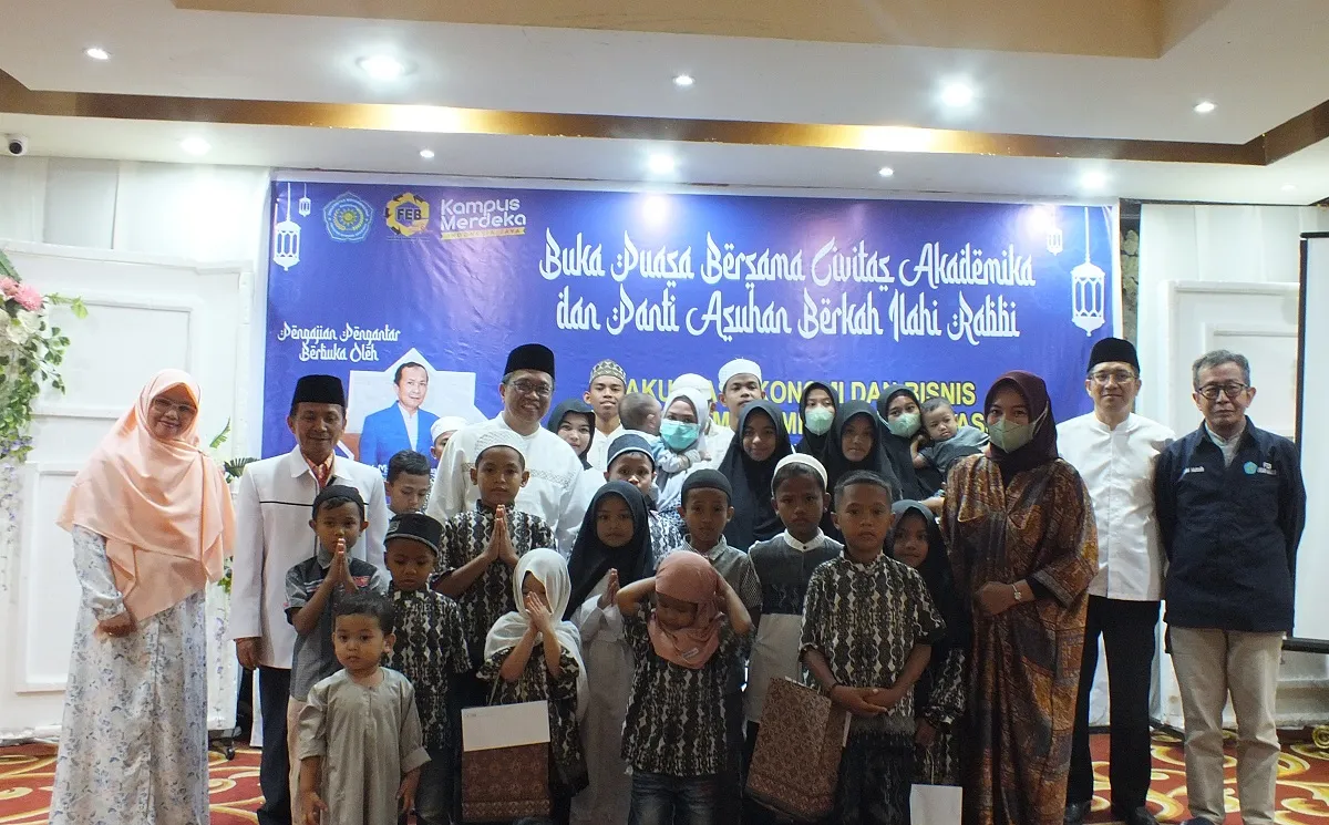 FEB Unismuh Berbagi Kebahagiaan Bersama Anak Panti Asuhan